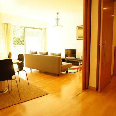 Modern Near The Bridge Apartment *